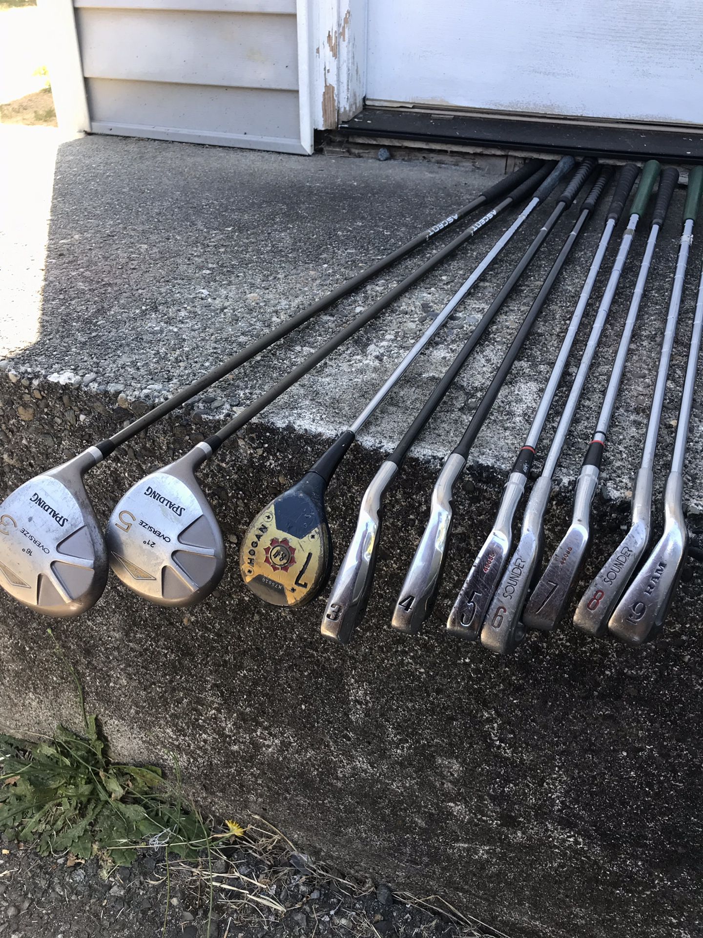 Complete set of assorted Golf Clubs