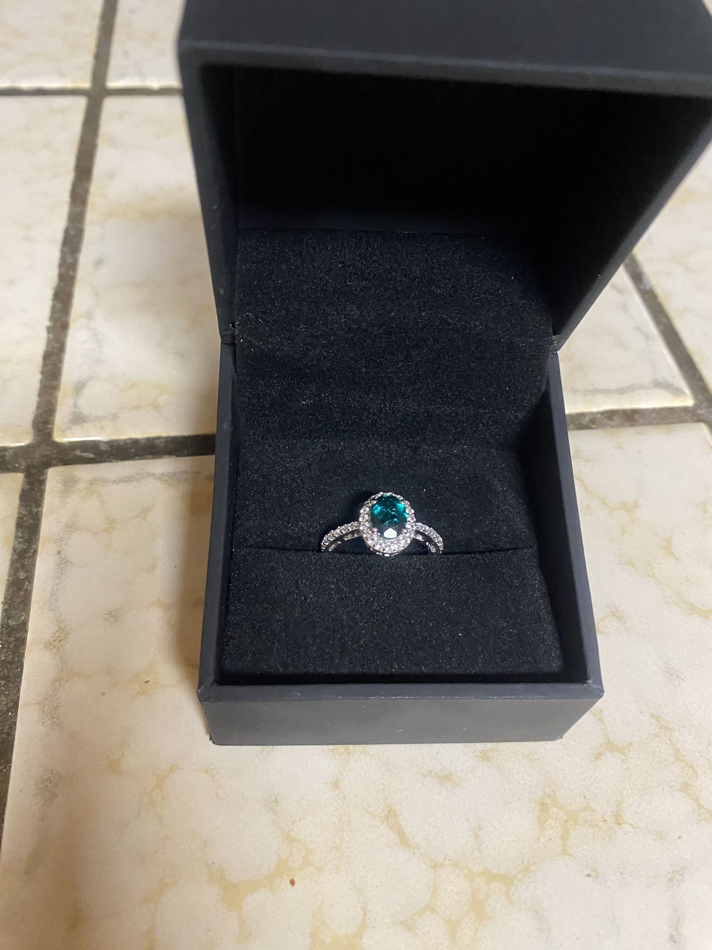 Kay Jewelers Sterling Silver Ring w/ Emerald Stone