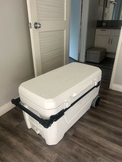 Igloo MaxCold 110 QT Rolling Cooler With Wheels