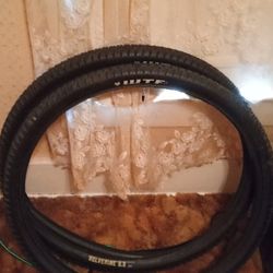Pair Of WTB Wolverine 29×2.2 Tires W / Tubes