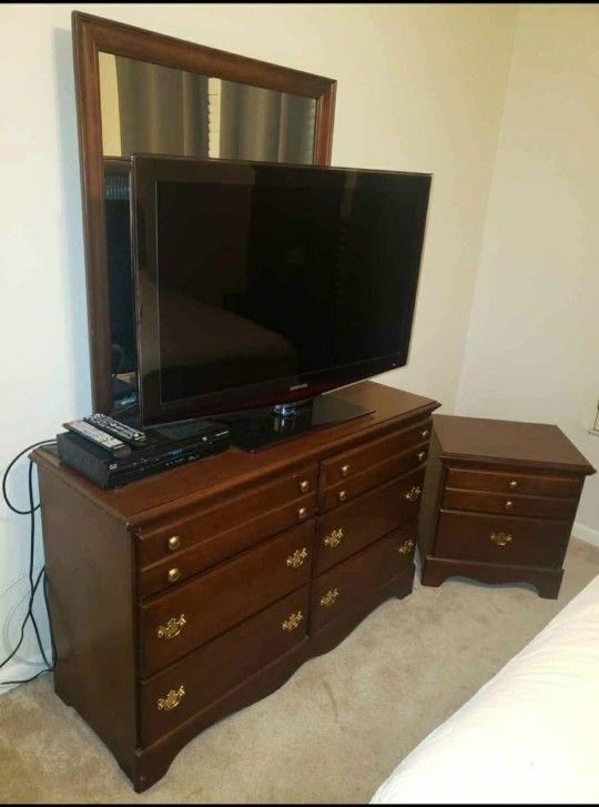 Bedroom Set With Dresser, Mirror and Nightstand