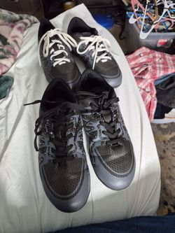 Youth size size 4 n size 5 soccer sneakers 2 pairs.
Ten dollars each