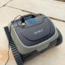Cordless pool vacuum
