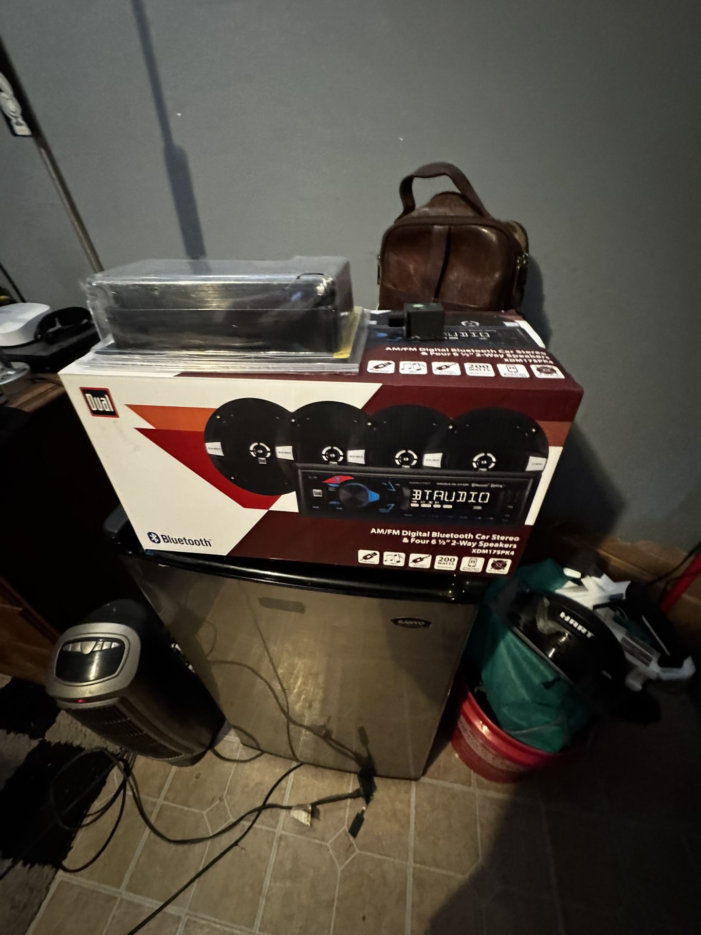 Car radio on speakers combo