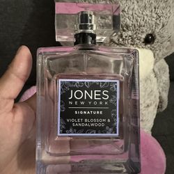 JONES NEW YORK SIGNATURE: VIOLET BLOSSOM AND SANDALWOOD -  New 40$
