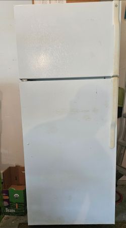 GE Top-Freezer Refrigerator