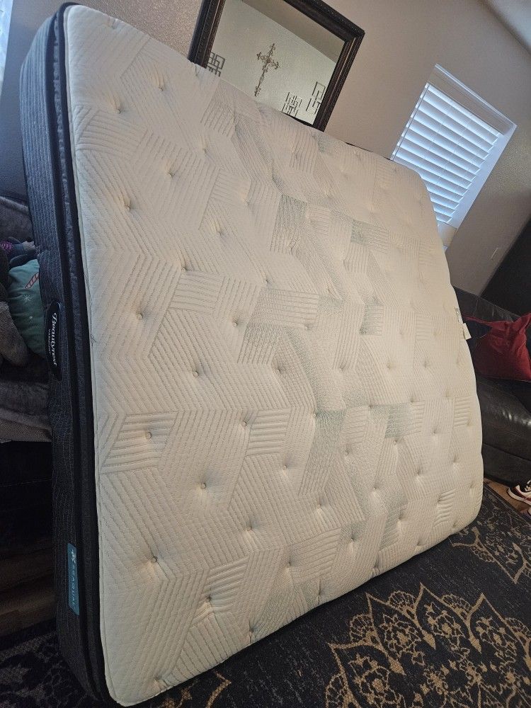 Like new KING matress. Beautyrest Harmony.