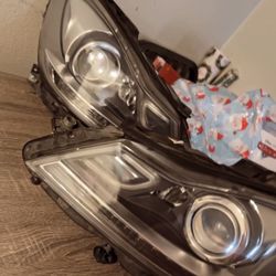 W204 C250 Mercedes Headlight 