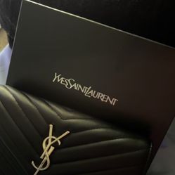 CASSANDRE ENVELOPE CHAIN WALLET IN GRAIN DE POUDRE LEATHER NOIR