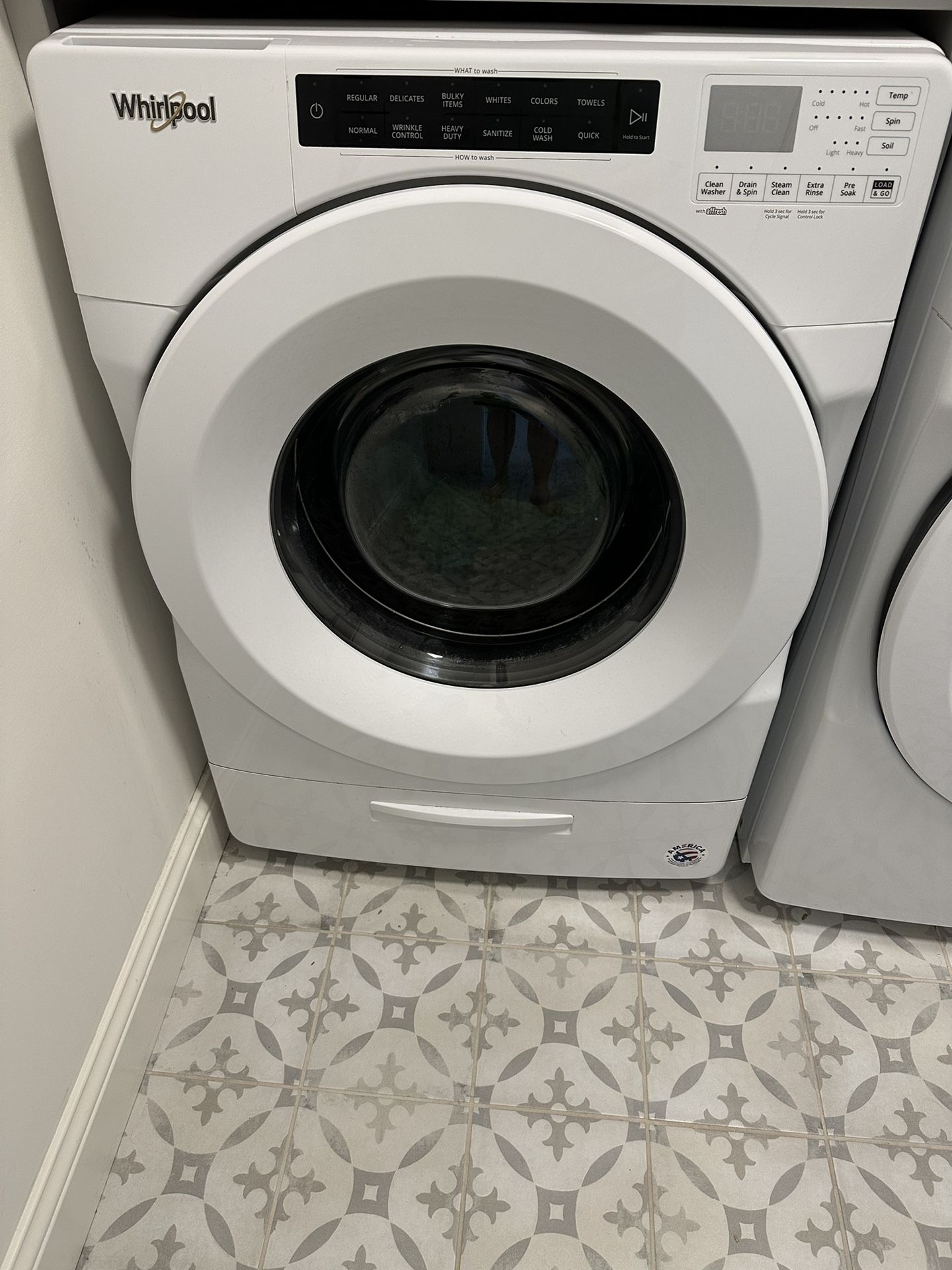 Whirlpool - 4.5 Cu. Ft.  HE WORKING Front Load Washer- WFW5620HW (3yrs old)