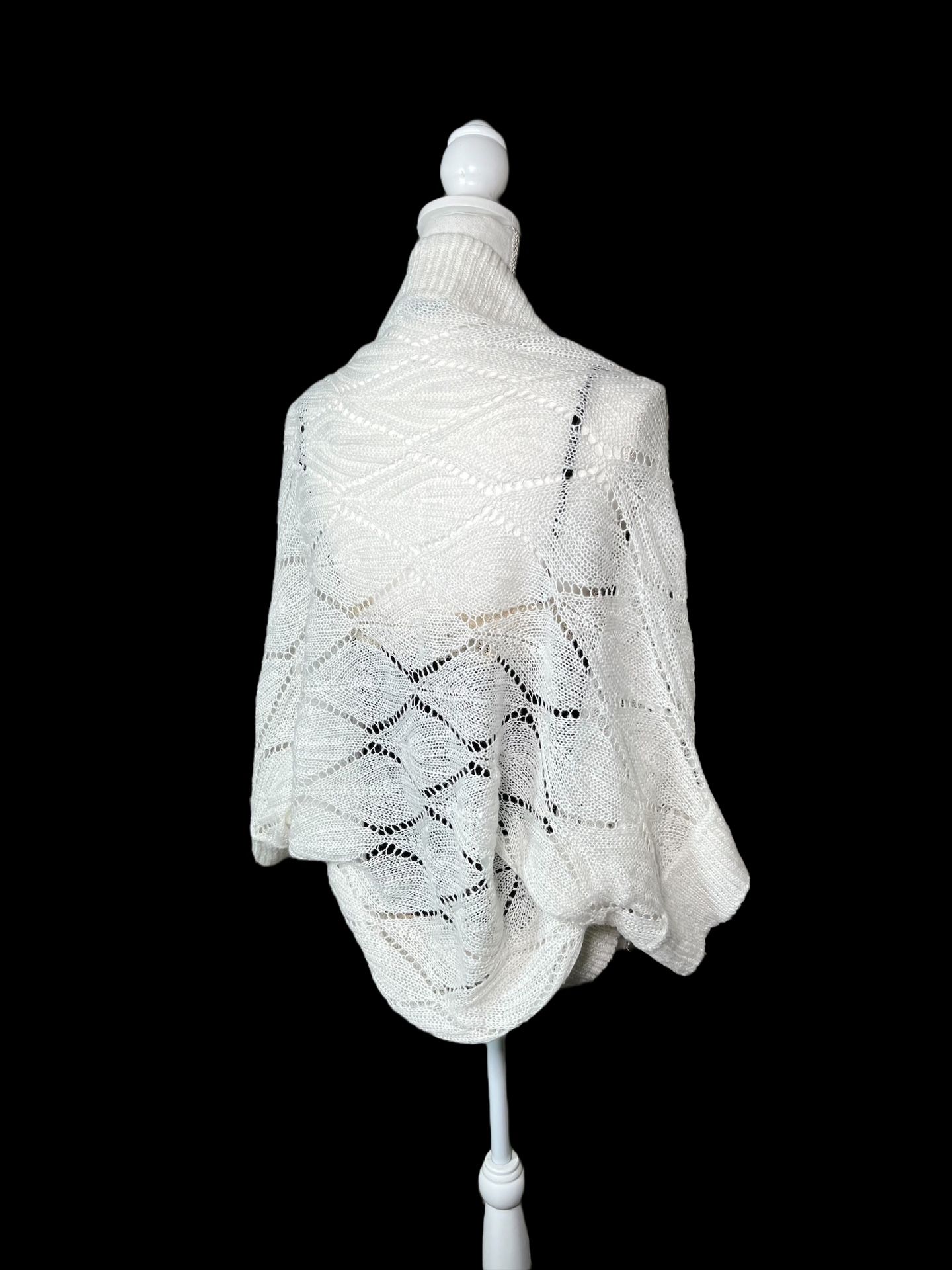 Charlotte Russe Orenburg Crochet Style Shawl Wrap White Sz M