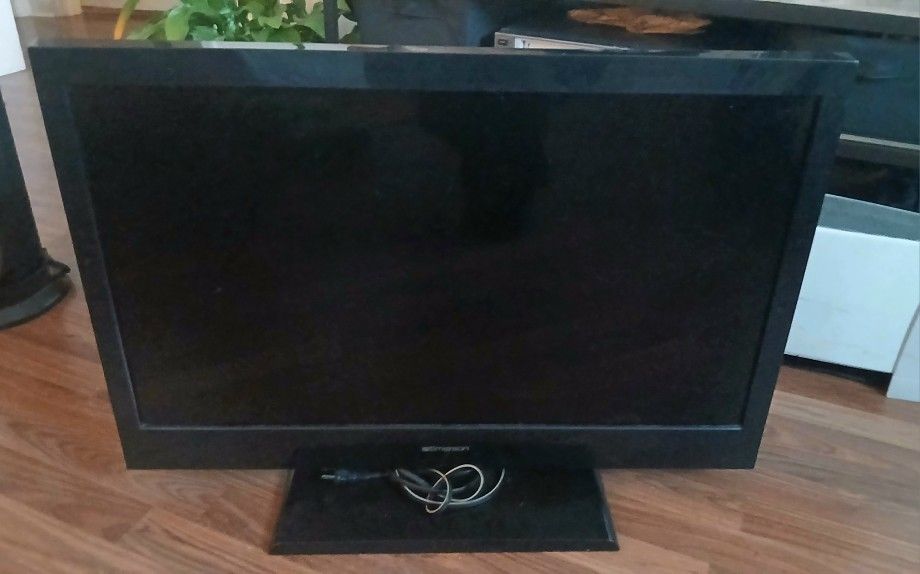 32 IN LCD TV With Remote (Emerson LC320EM2)