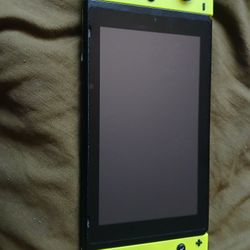 Nintendo Switch NEON Yellow w/ Ton Of Games 64GB