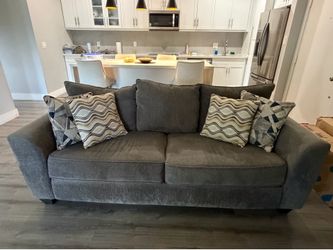 Sofa with 4 pillows