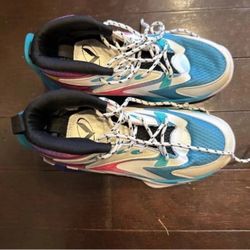 Basketball sneakers size 3.5 vitike