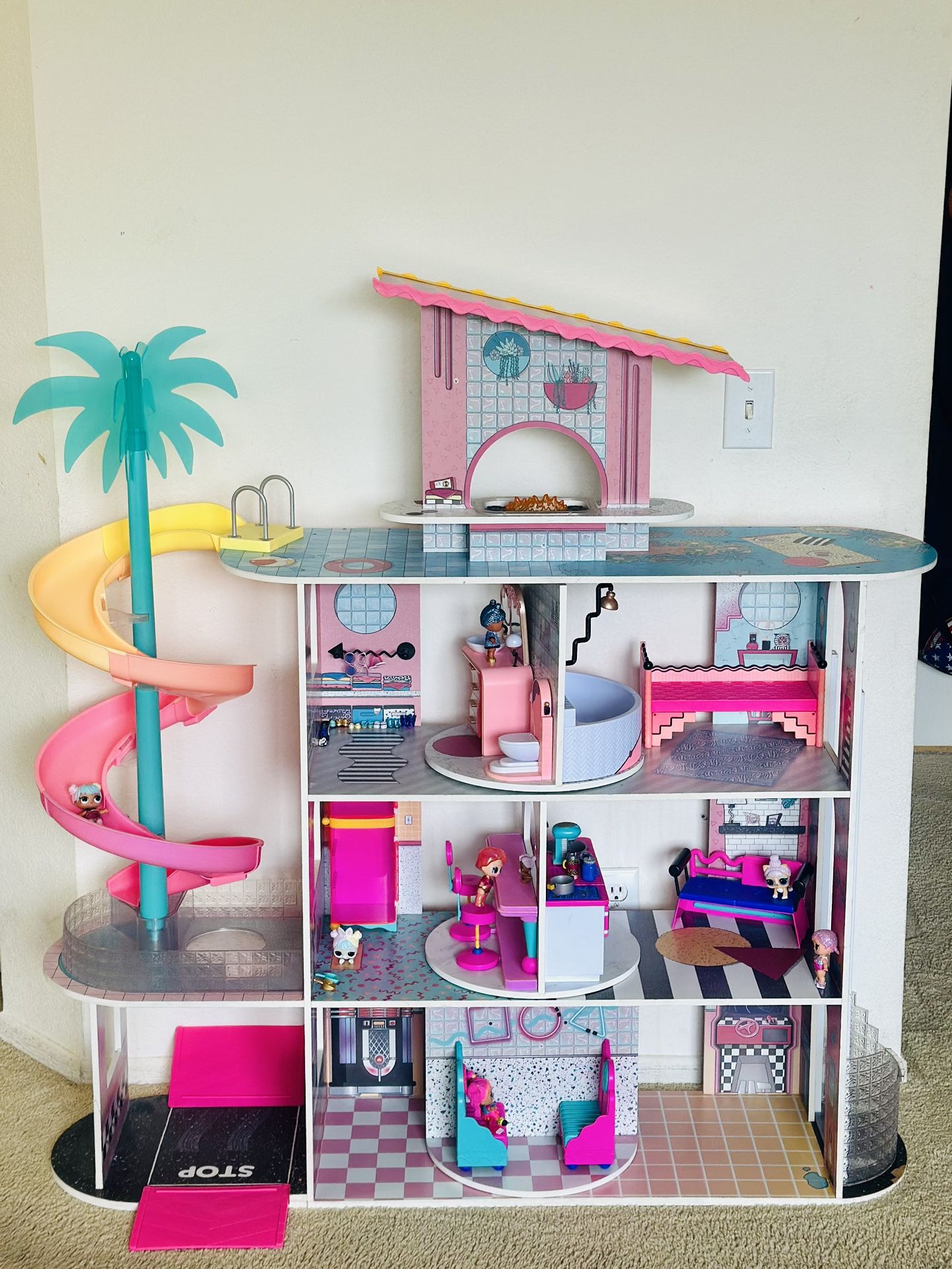 LOL / OMG Doll House with dolls and supplies