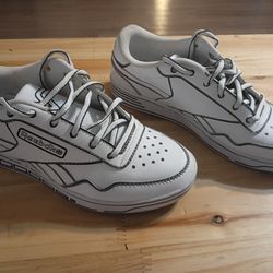 Wonder Woman $35 Reebok & Wonder Woman Sneakers Size 6- Like New 