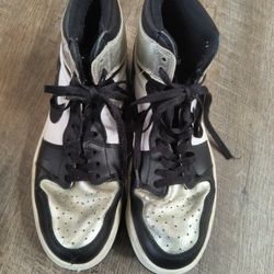 Women size 8.5
Jordan
1 Retro High 'Silver Toe' Sneakers
