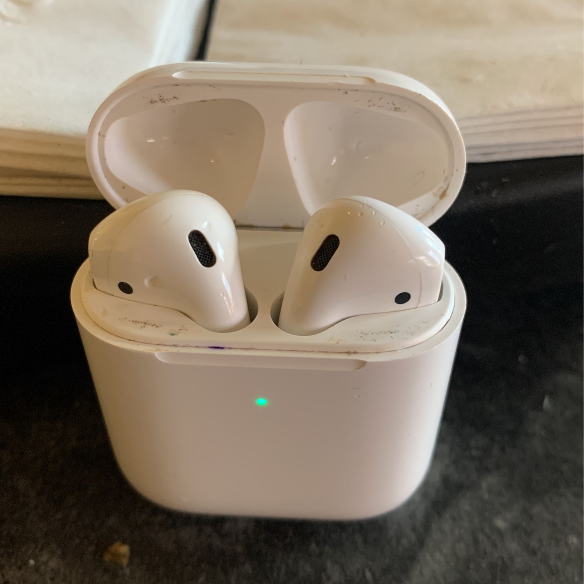 Series 2 Apple Airpods w/wireless charging 