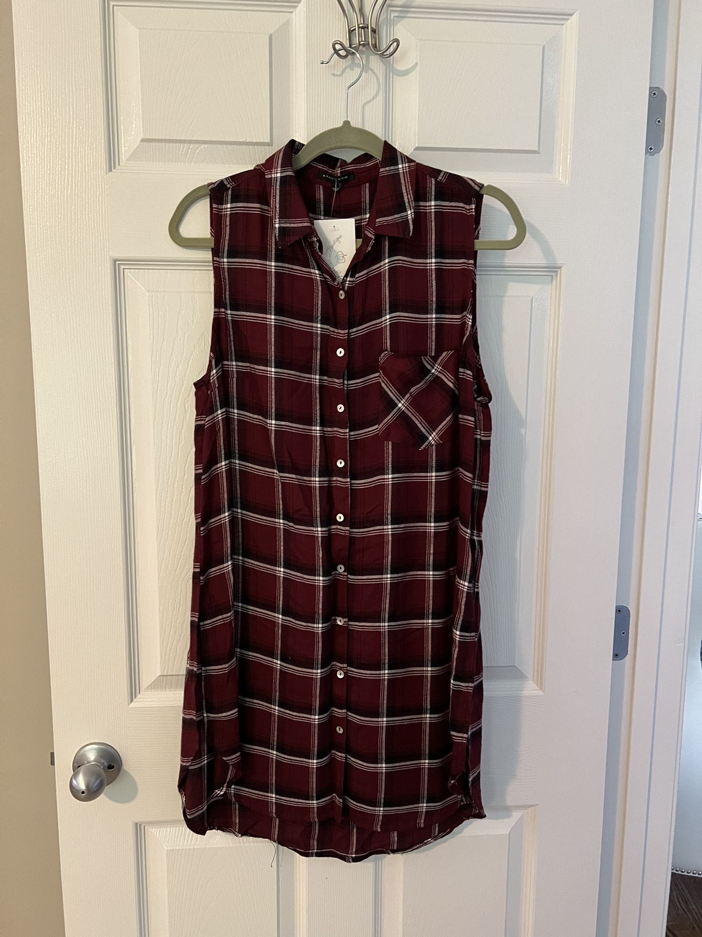 NWT Staccato Burgundy Black Plaid Top Button Shirt Dress Sleeveless Darts Pocket   Mother of pearl buttons  I thought this was a dress when I bought i