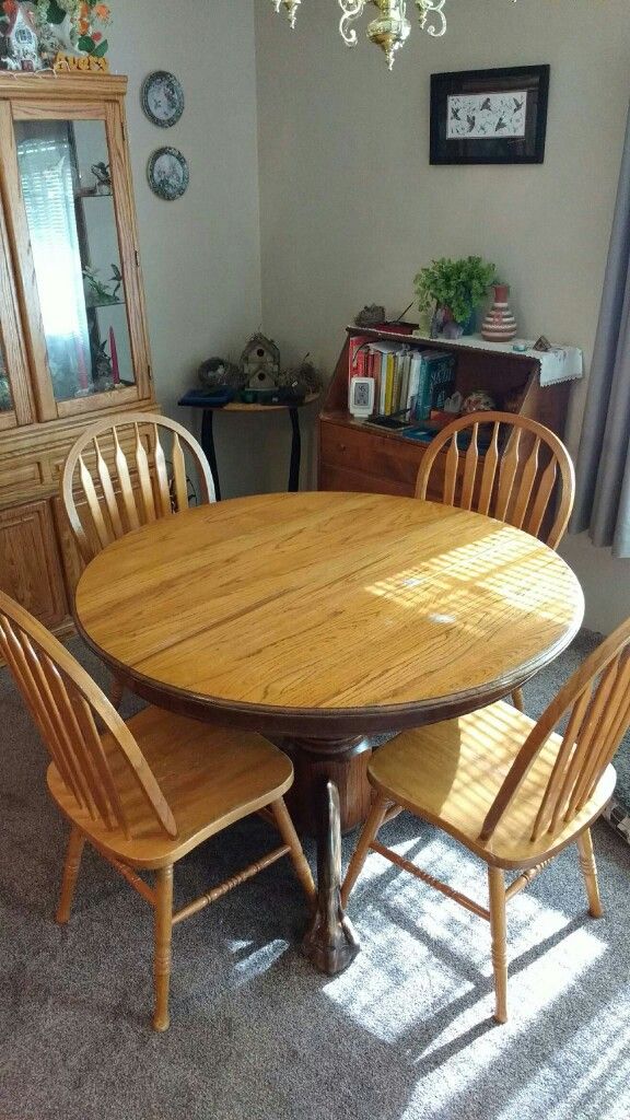 Soild oak dinning room table with leaf
