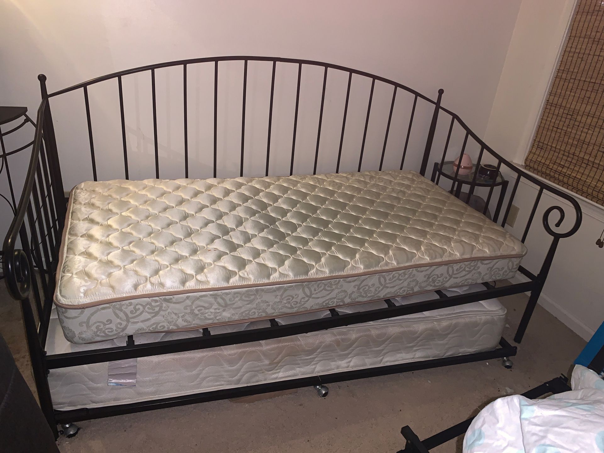 Twin Size Metal Frame Daybed with Pullout Trundle