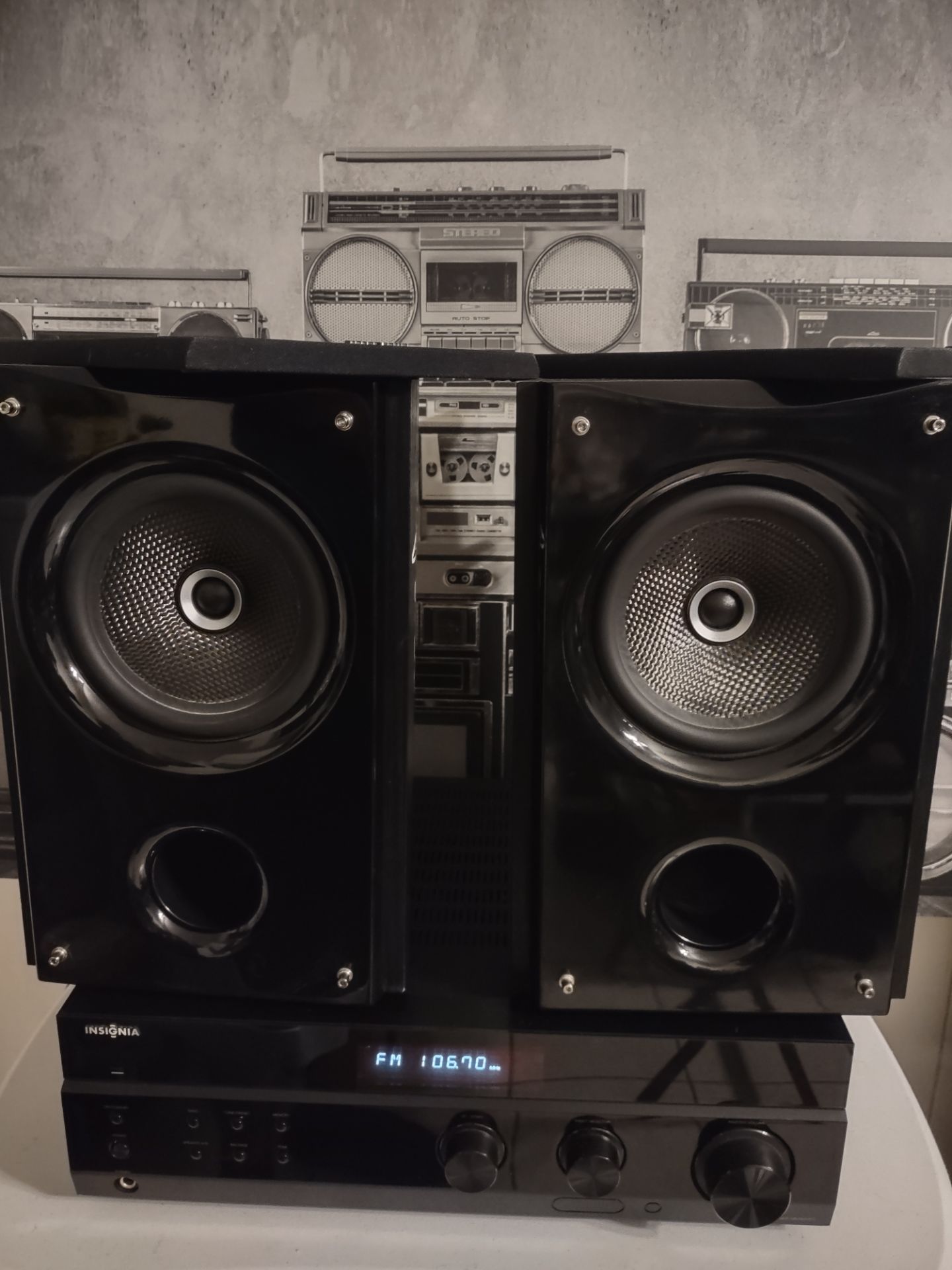 INSIGNIA STEREO RECIEVER & SPEAKERS