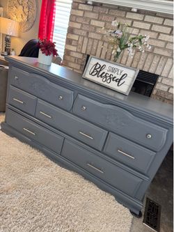 ✨✨BEAUTIFUL GRAY LONG AND TALLER SOLID WOOD 7 DRAWER DRESSER✨✨