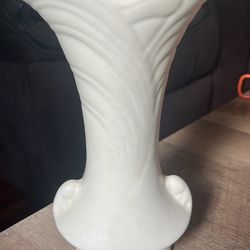 Vintage Shawnee pottery ivory vase