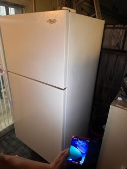 Whirlpool Top-Freezer Refrigerator White