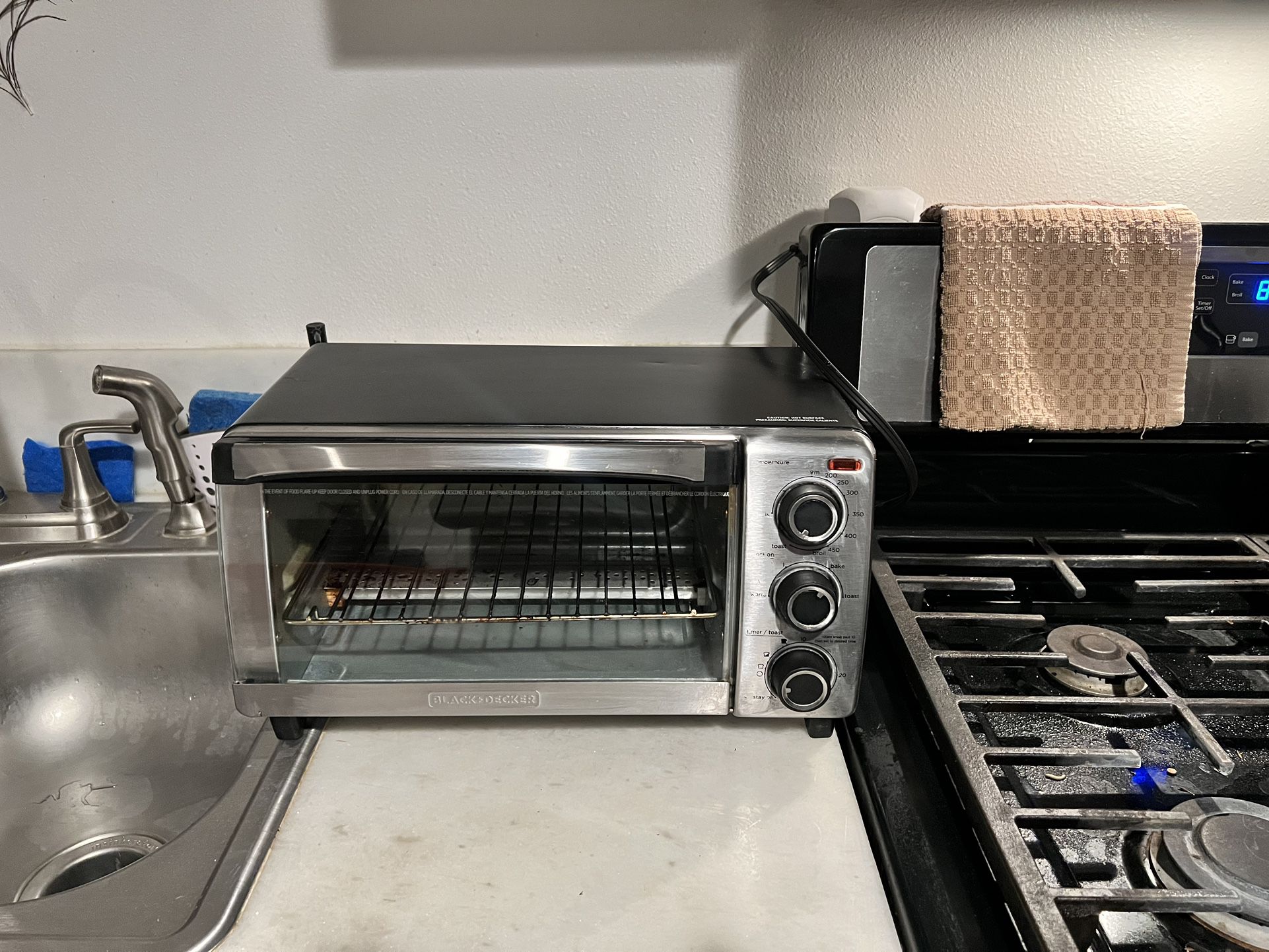 Black & Decker 4-Slice Toaster Oven fits 9" Pizza