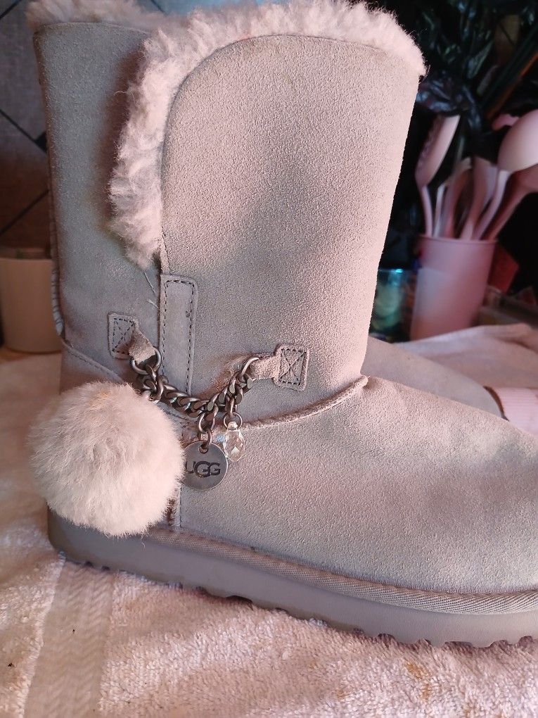 BRAND NEW UGG BOOTS SIZE 8 $50