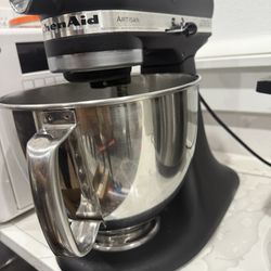 Kitchen Aid Stand Mixer - 5qt