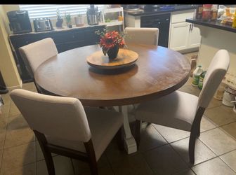 Round dining table