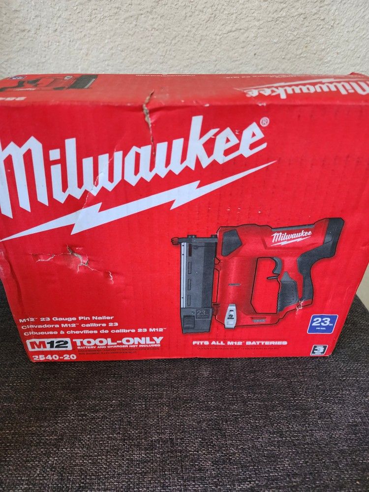 MILWAUKEE M12 GAUGE PIN NAILER