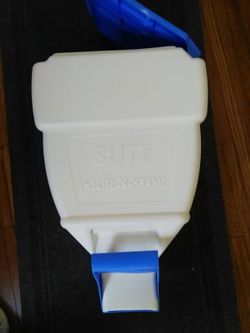 Dog food container