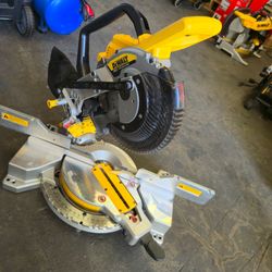 DEWALT 20-Volt MAX XR Cordless 10 in. Dual Bevel Fixed Miter Saw (Tool Only