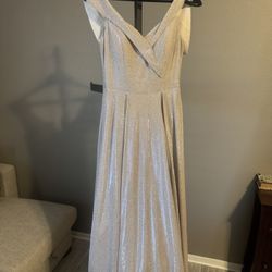 Elegant women junior  off the shoulder dress in  gold size 3-4 it’s available as long as you can see it. Worn for couple hours https://offerup.co