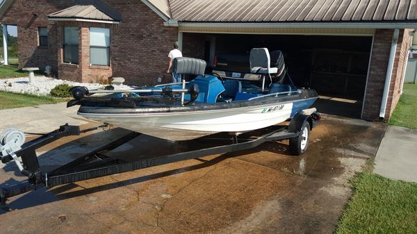 Bass boat