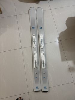 SALOMON WOMENS SKIS & Bindings In Great Condition 
