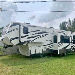 2013 Keystone Fifth wheel toy hauler