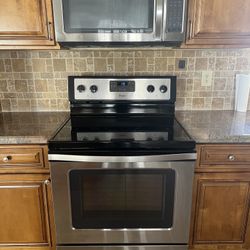 Whirlpool Electric Stove and Microwave Set
