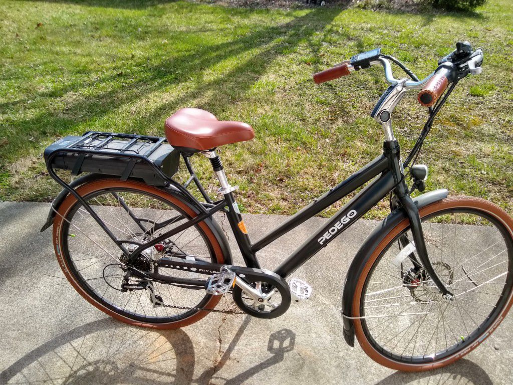 2 E-Bikes with Bike Rack