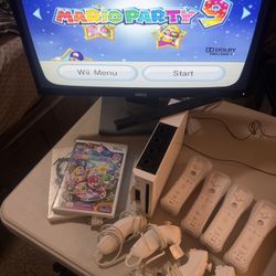 Wii Lot Complete With 4 Remotes working