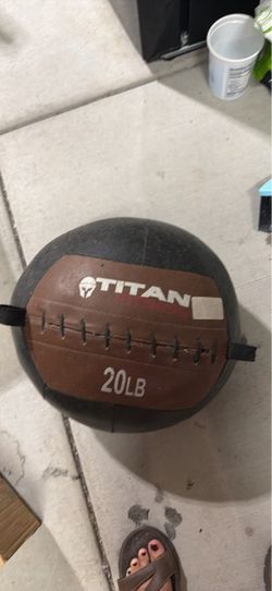 Titan Fitness - 20 LB  Ball