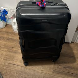Black Hard Case Expandable Luggage with Spinner Wheels. All In Workjng Condition, Just 1 Zipper Tab Is Replaced With O Ring. Pick Up Only In 