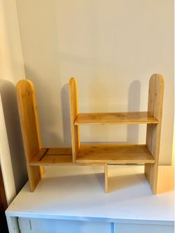 Adjustable desktop shelf