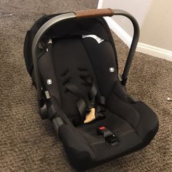 Nuna Car seat With Base