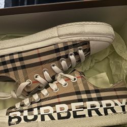 Burberry Shoes And Socks Brown,black,white,red