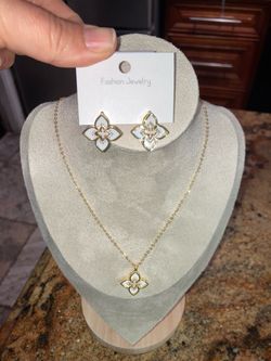 Necklace + earrings set